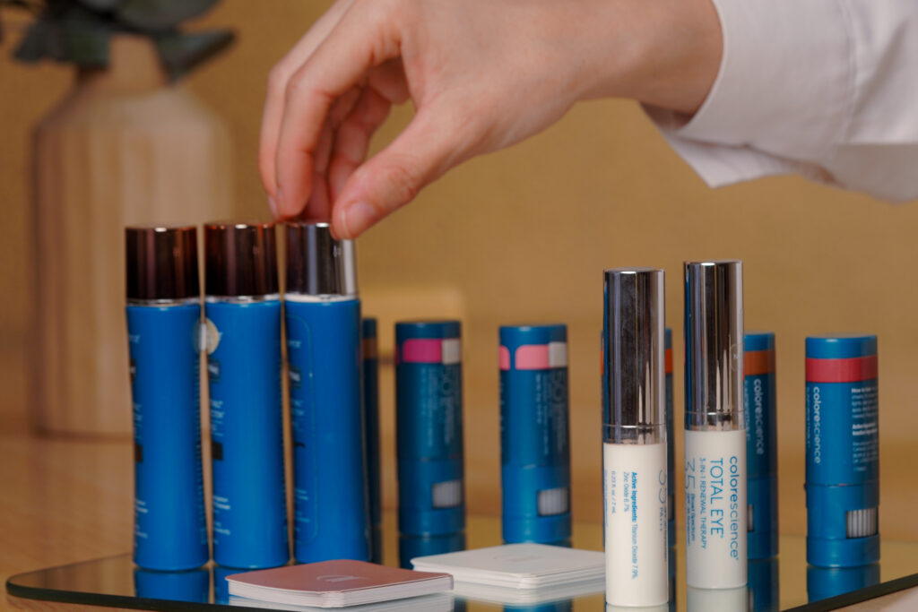 Productos de cosmética médica sobre una superficie de cristal en la consulta