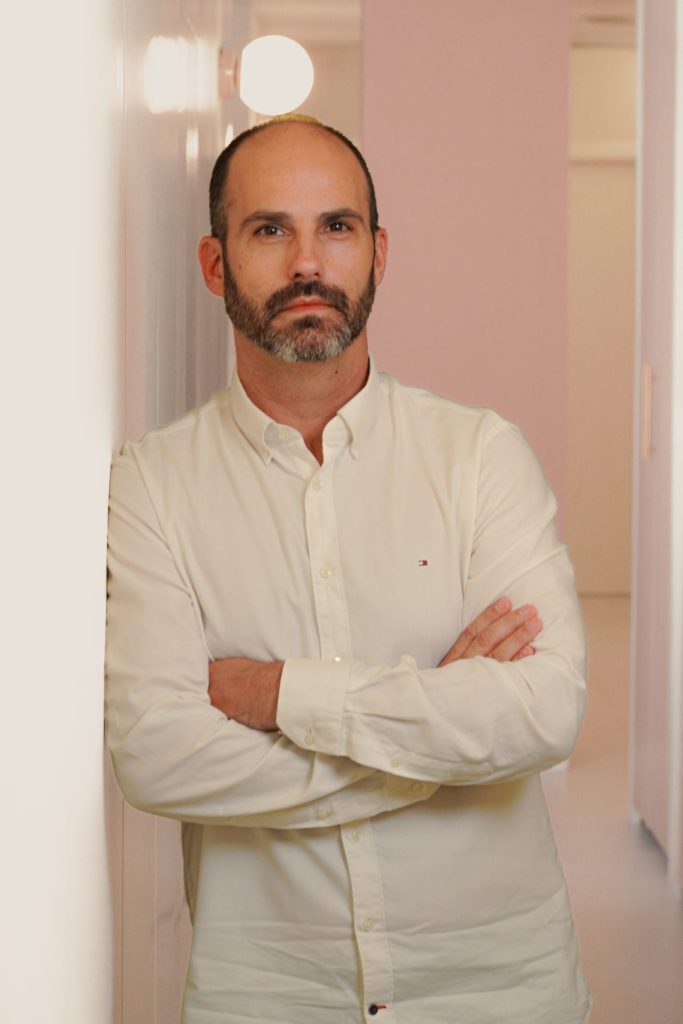 Javier Muñoz, enfermero instrumentista de quirófano del equipo de la Dra. Asia Torres