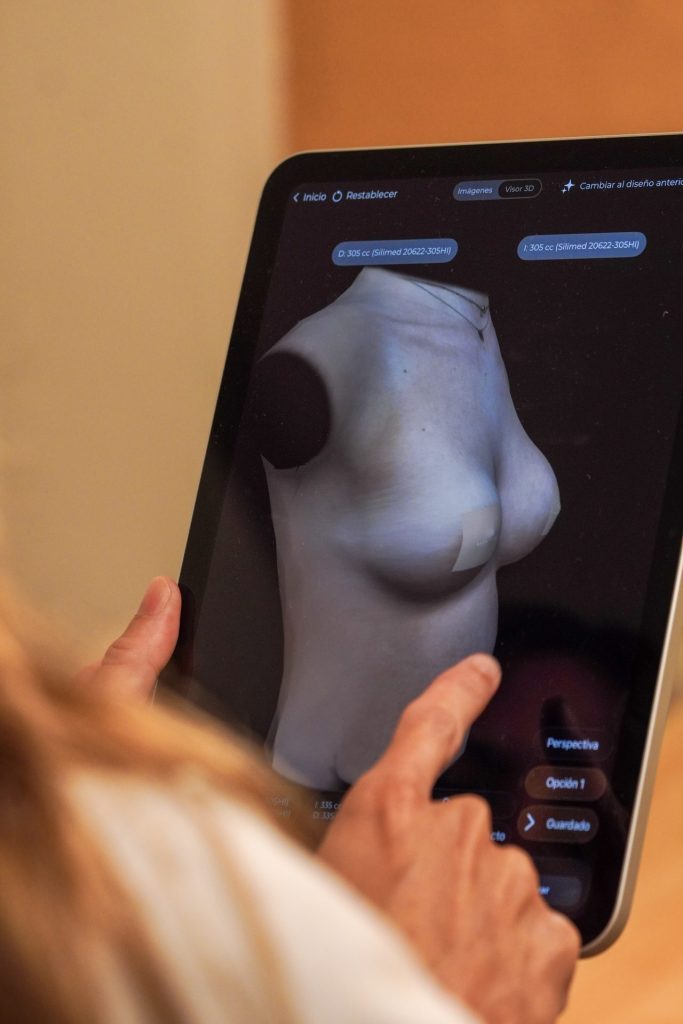 La Dra. Asia Torres muestra la simulación 3D del resultado en consulta